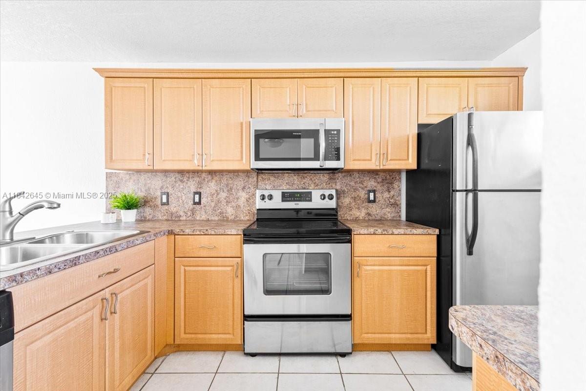 LAKE EMERALD CONDOMINIUM - Residential