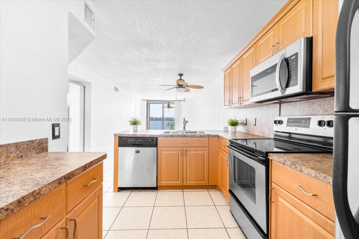 110 Lake Emerald Dr 403