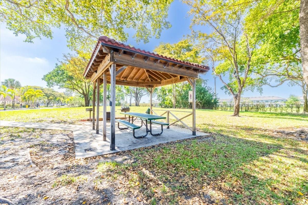 LAKE EMERALD CONDOMINIUM - Residential