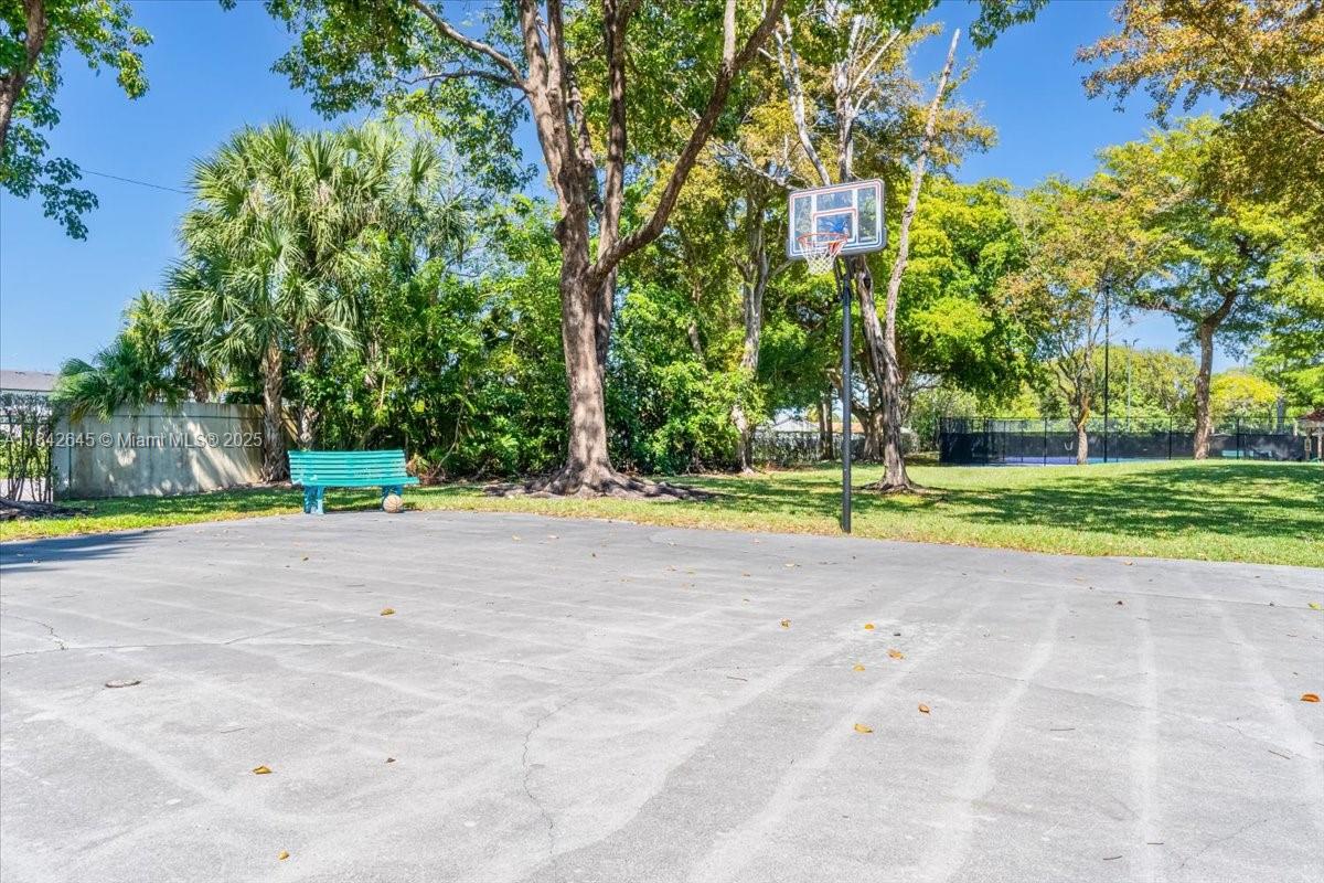 LAKE EMERALD CONDOMINIUM - Residential