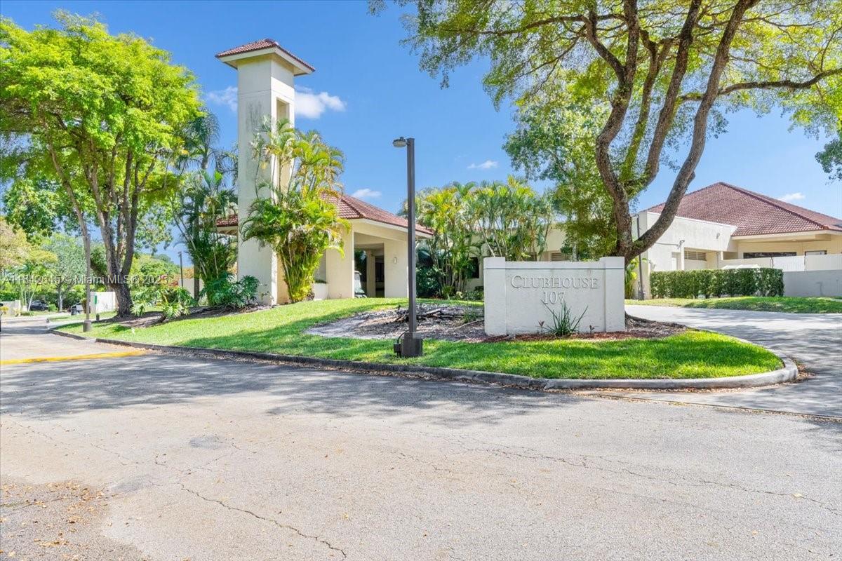 LAKE EMERALD CONDOMINIUM - Residential