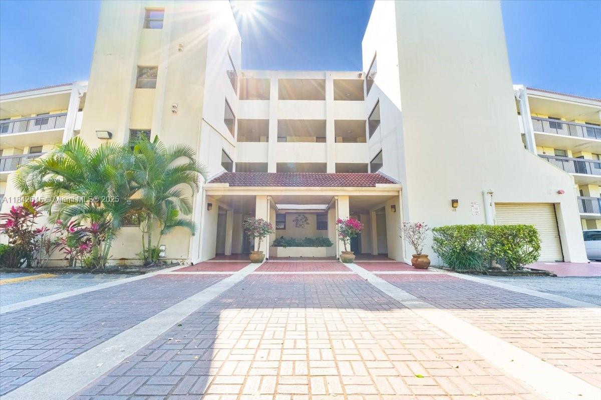 LAKE EMERALD CONDOMINIUM - Residential