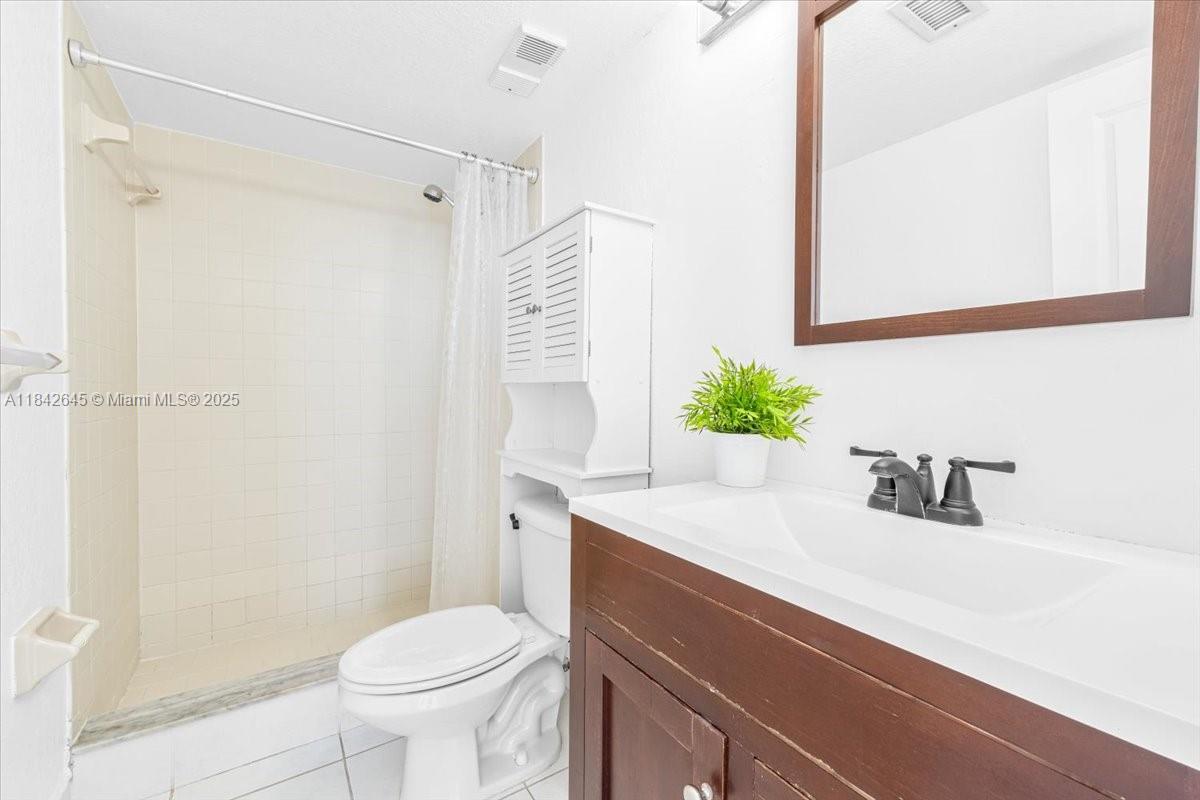 LAKE EMERALD CONDOMINIUM - Residential