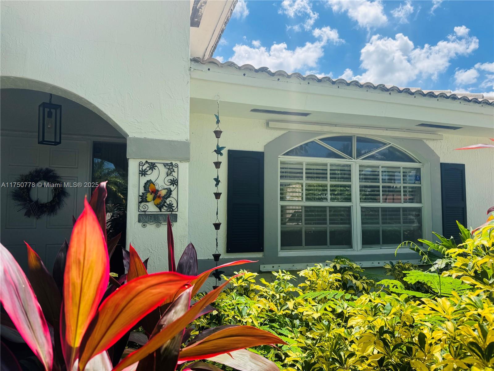 Don’t miss this beautiful 4-bed, 2-bath home at 17133 SW 146th Ct, Miami, FL 33177! Located in a quiet, family-friendly neighborhood, this home features an open layout, updated kitchen, and a private backyard oasis perfect for relaxing or entertaining. Enjoy modern finishes, natural light, and a great location near top-rated schools, parks, and shops.
Perfect for first-time buyers or growing families! Nice location, 4/2 home. with Garage, patio, NO HOA.