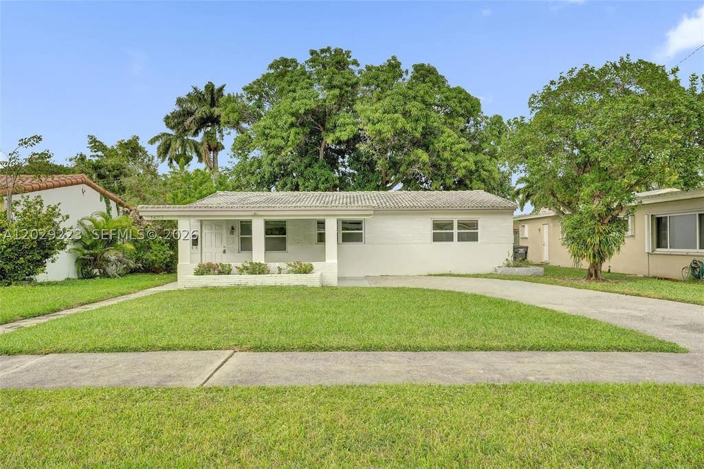 Photo of 1423 Garfield St, Hollywood, FL 33020 (MLS # A12029223)