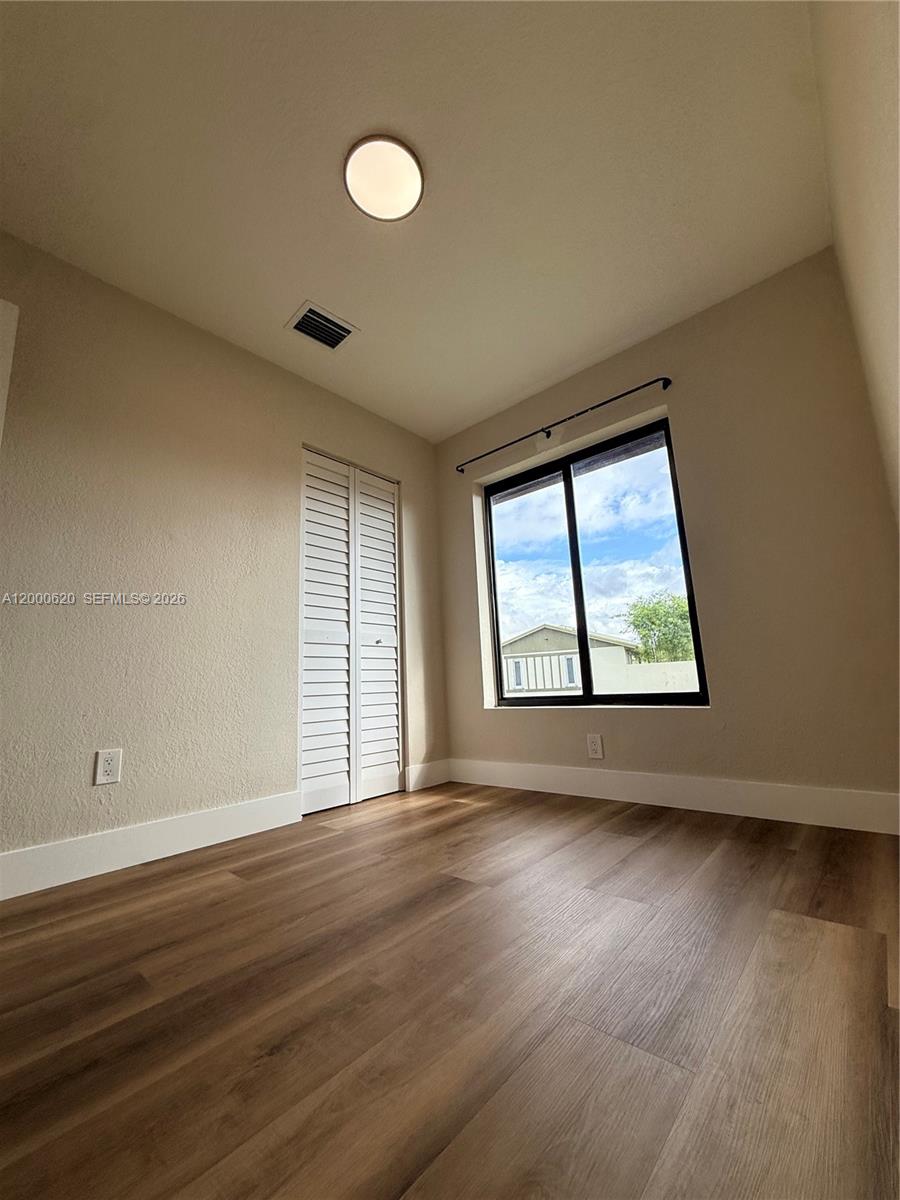 DEVON-AIRE VILLAS SEC 3 - Residential