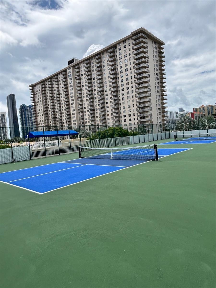 WINSTON TOWERS 500 CONDO - Residential