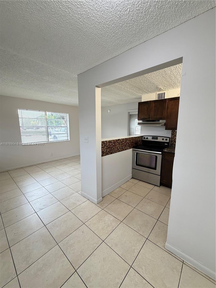 COURTS AT OAKLAND PARK - Residential Lease