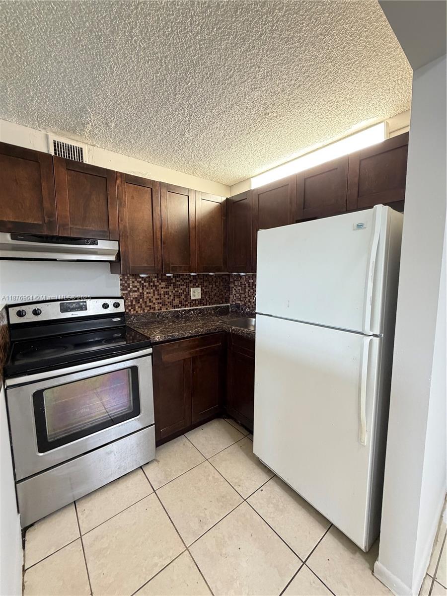 COURTS AT OAKLAND PARK - Residential Lease