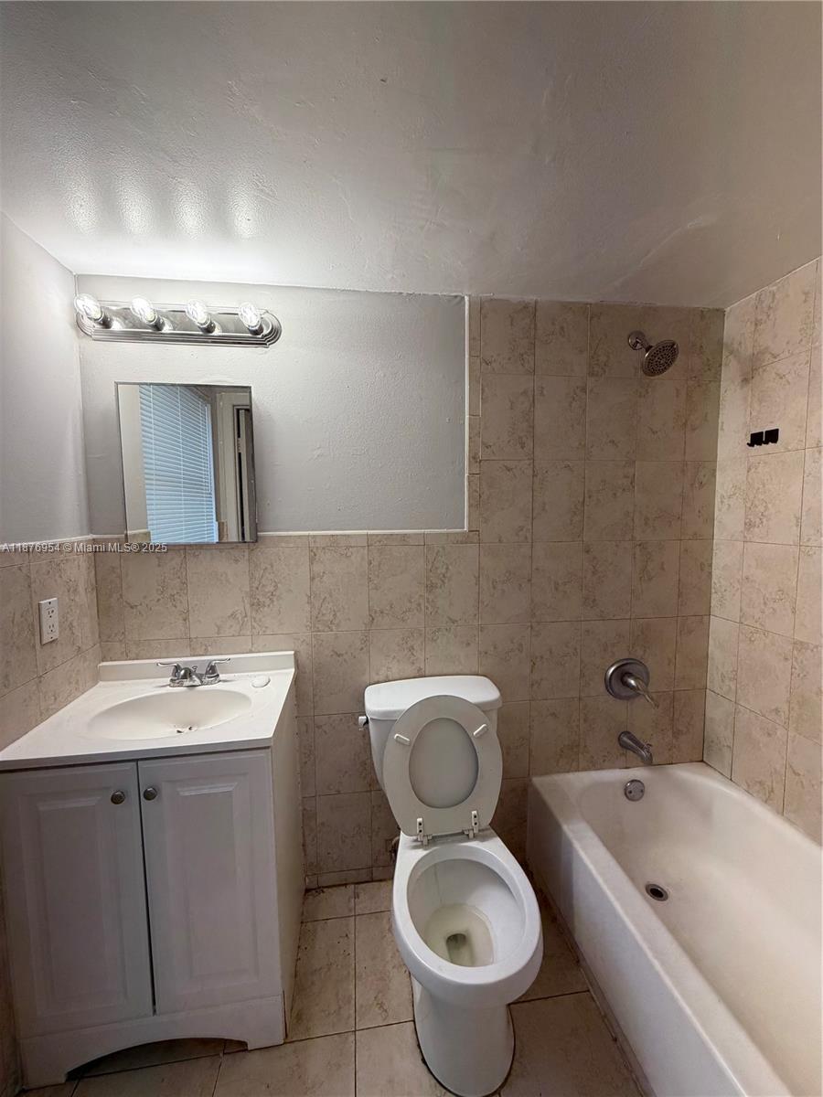 COURTS AT OAKLAND PARK - Residential Lease