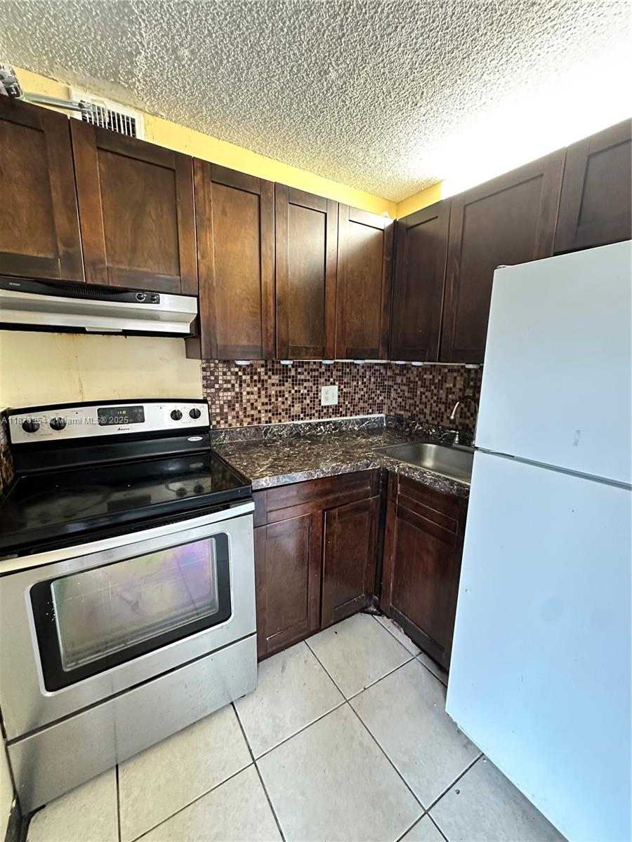 AMAZING, COZY 1 BEDROOM 1 BATHROOM, LOCATED ON THE SECOND FLOOR, TILE THROUGHOUT, WALL A/C UNIT, GATED COMMUNITY, CONDO OFFER 2 SWIMMING POOL, 2 TENNIS COURT, RACKET BALL COURT, EASY TO SHOW. FIRST, LAST AND SECURITY IS REQUIRED. PETS WELCOME WITH $300 PET FEE. FAMILY ORIENTED COMMUNITY, NEAR TO SHOPPING CENTERS, PUBLIC TRANSPORTATION. HURRY WONT LAST. EASY TO SHOW ON LOCKBOCK. USE SHOWING ASSISTANCE.