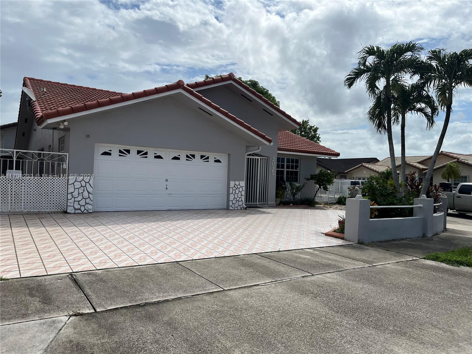 2025 Sw 137th Pl, Miami, Broward County, Florida - 3 Bedrooms  
3 Bathrooms - 