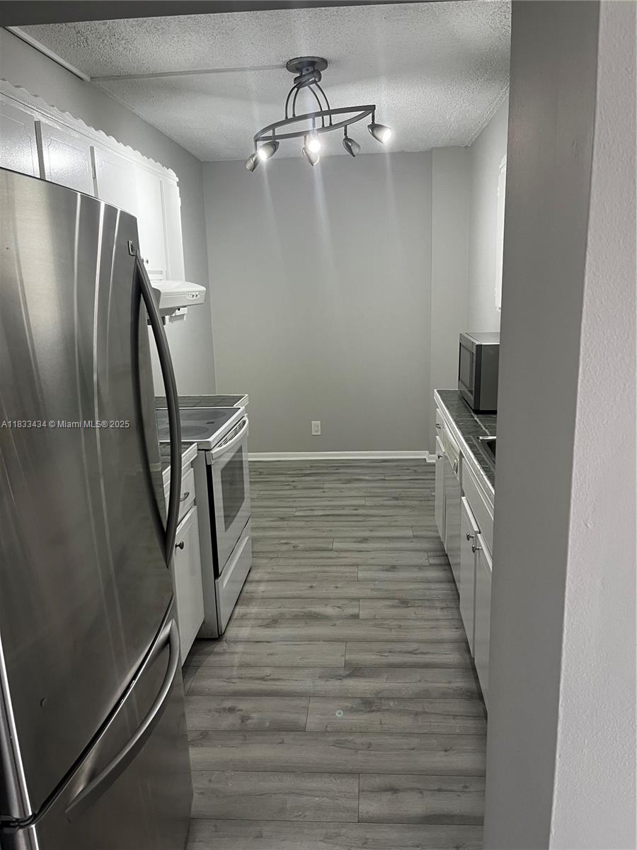 Spacious and Gorgeous 1-bedroom + DEN, 1.5 bathroom condo located in the heart of Hollywood. ***Water, basic cable and internet included in rent*** spacious unit and spectacular views, perfect for comfortable living, Enjoy great amenities including a large swimming pool, stylish clubhouse with salón, BBQ area, and concierge services for added convenience. Ideally located just minutes from Publix, Target, Walmart, major highways including I-95 and the Turnpike, golf courses, and only 16–20 minutes from the beach. This ALL-ages condo offers the perfect blend of comfort, convenience, and lifestyle. Easy to show. Don’t miss this opportunity.
Water, trash, sewer and cable/internet included in rent