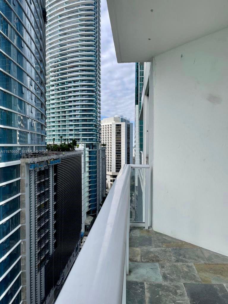 MET 1 CONDO - Residential Lease
