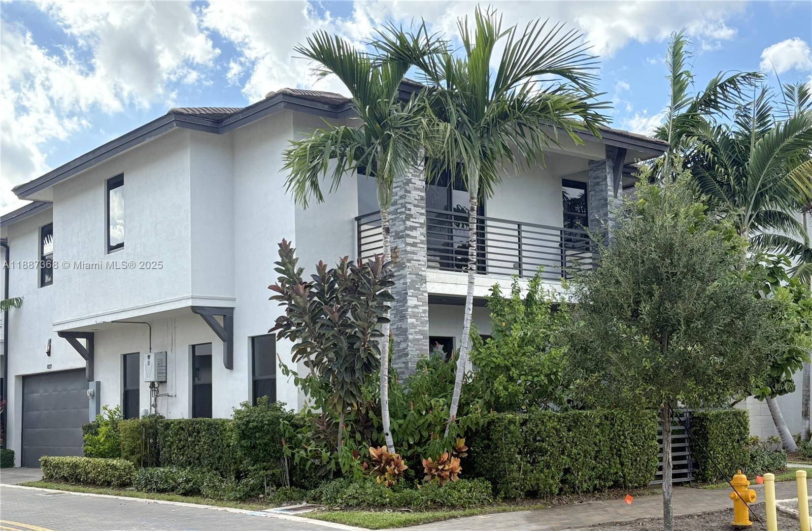 DOWNTOWN DORAL SOUTH PHAS - Residential Lease