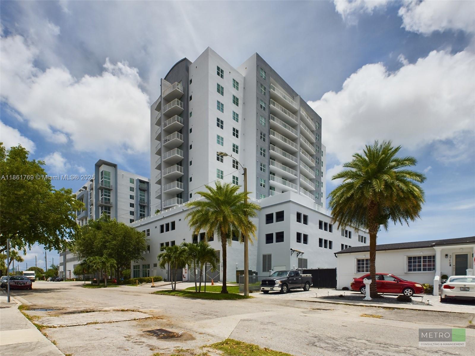 This exceptional corner unit, conveniently located near Coral Gables, features two bedrooms and two bathrooms. It includes an open balcony/terrace. The amenities offered are a gym, pool, visitors parking, and two designated parking spaces. For convenience, the unit is equipped with a washer and dryer.