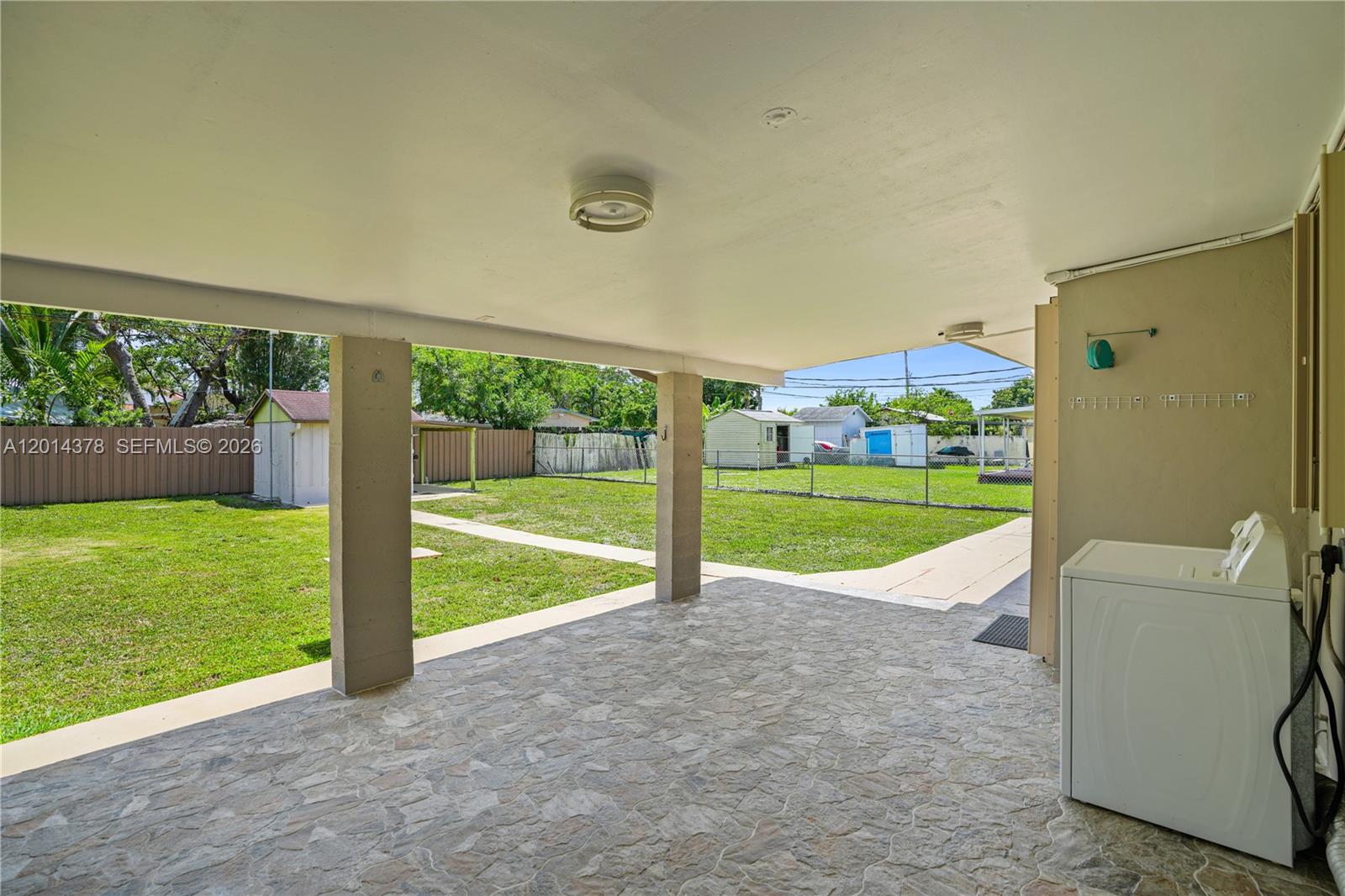 TROPICAL ESTATES - Residential