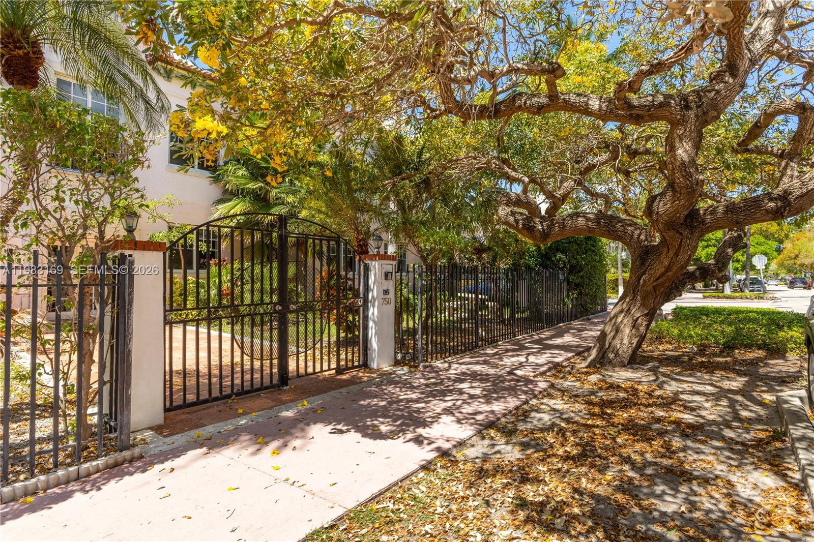 SOUTH MOON CONDO - Residential