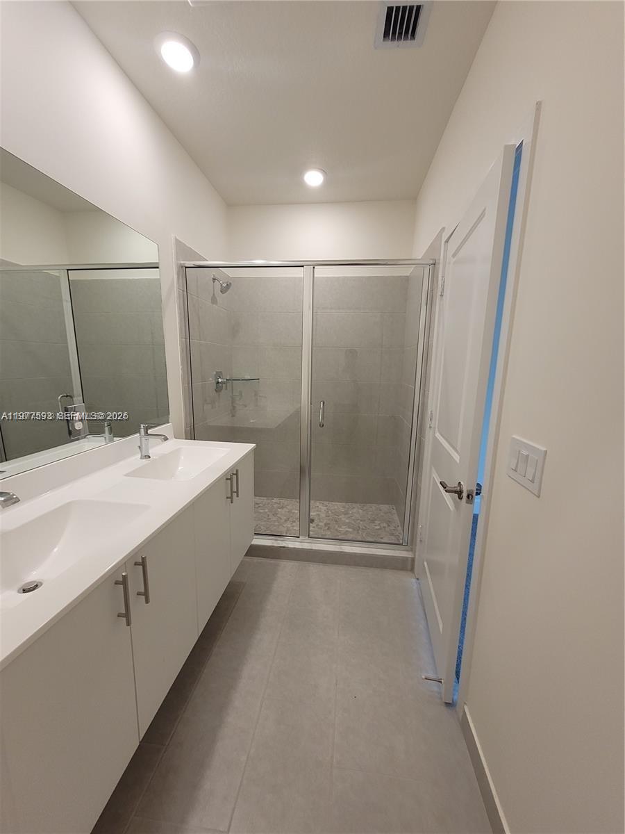 DOWNTOWN DORAL SOUTH PHAS - Residential Lease