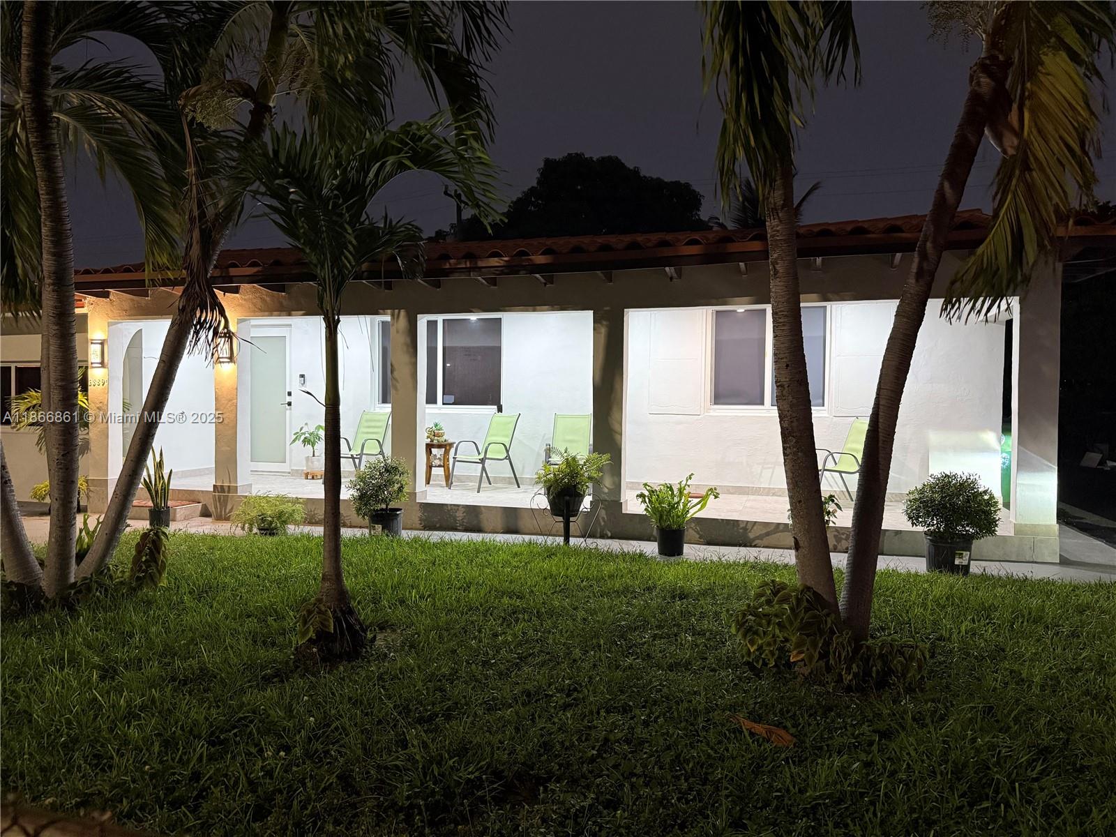 Sure! Here's a general remark you can use or adapt for a rental listing:
---
**Charming & Move-In Ready Rental!**
Don’t miss this well-maintained 3-bedroom, 2-bath home located in a desirable neighborhood. Features include a spacious layout, modern kitchen, in-unit laundry, and plenty of natural light. Enjoy outdoor space with a private yard/patio/balcony and convenient access to shops, dining, schools, and public transit. Perfect for professionals, small families, or anyone seeking comfort and convenience. Schedule a viewing today!