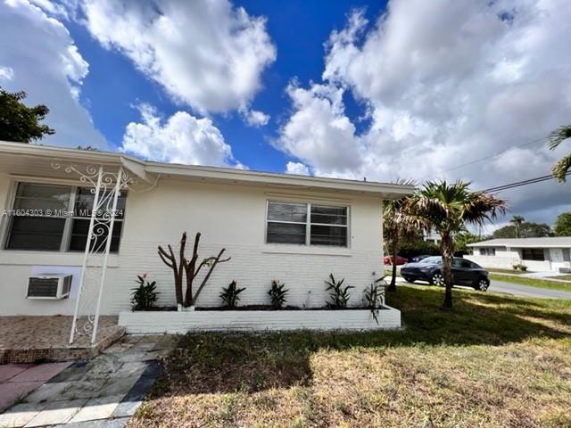Wonderful corner house, with private garden, all remodeled with freshly paint, brand new Kitchen Cabinets, clean oven range and microwave, 3 bedrooms and one bath, great location close to Aventura Mall and Beaches. Do not miss this one.
