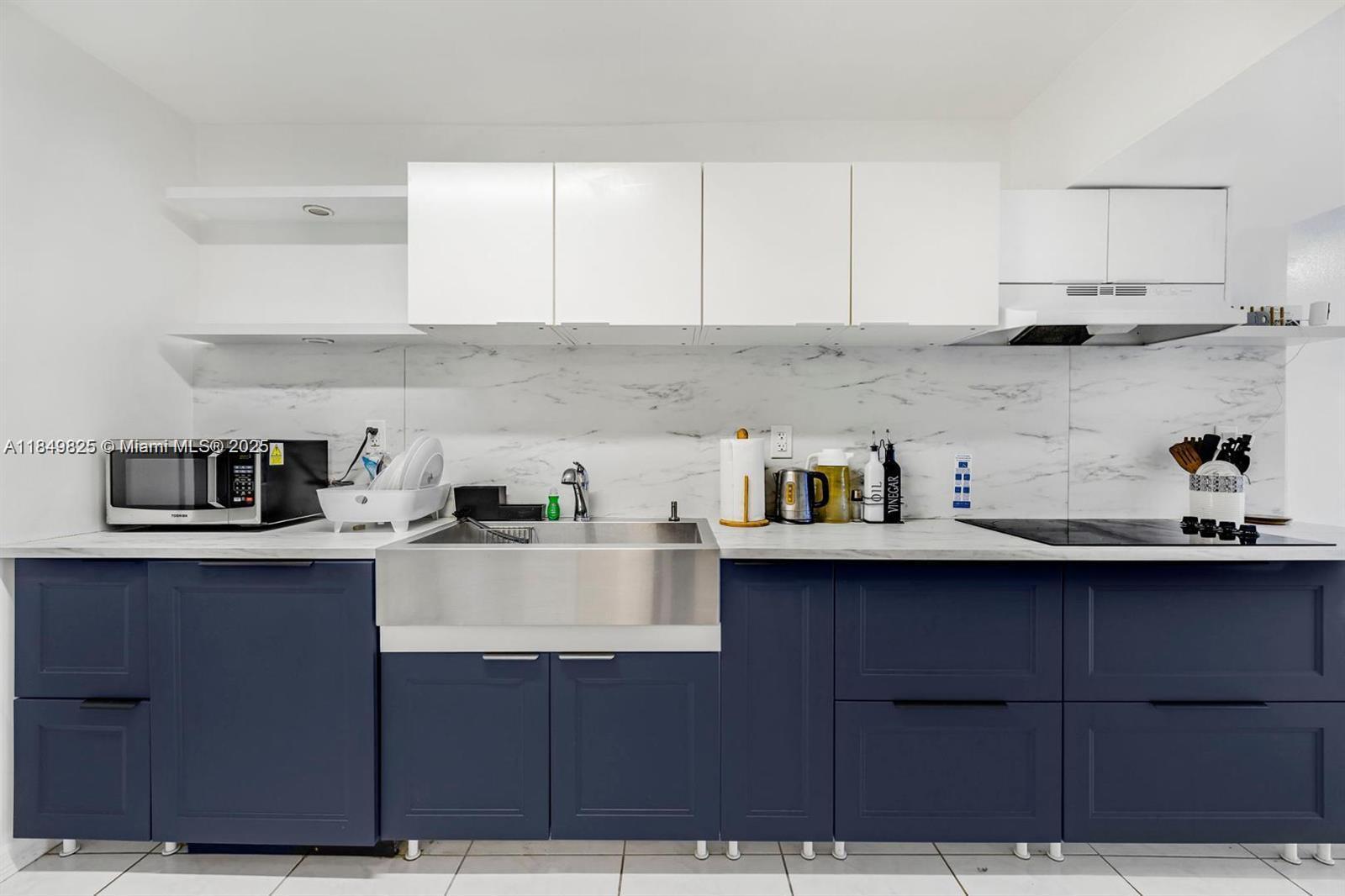 Penthouse 2BD/2BA (970 sq ft) w/ huge bay-view terrace/hurricane shutters. Open concept, new kitchen/appliances/pantry. Remodeled/NO carpet. WASHER & DRYER in unit. Boutique building with only 37 units (40-yr certification passed) w/ pool, sauna, gym, gated parking, storage, car wash. 1-min walk to school/Publix/plaza, 5-min walk to the beach. Property is vacant. Can be shown anytime.