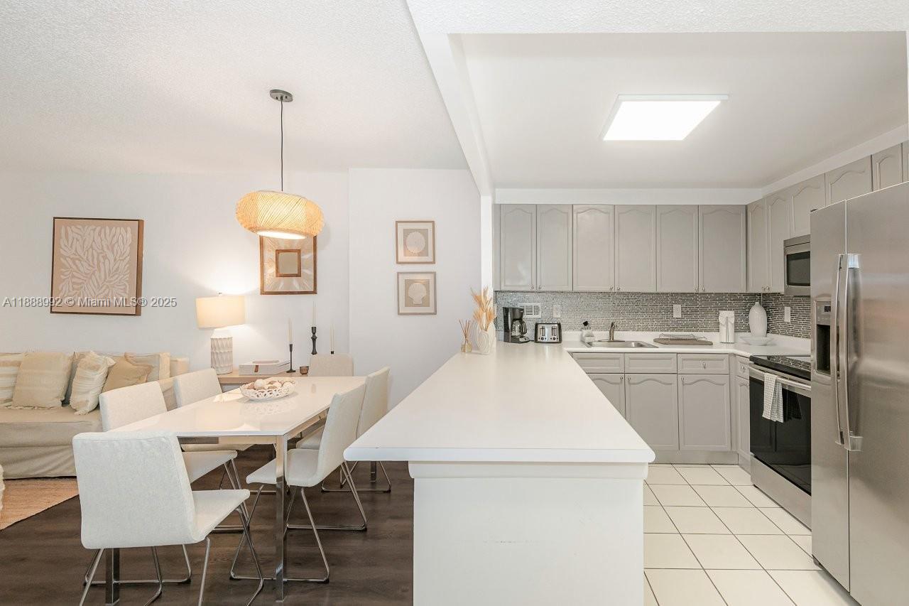 RONEY PALACE CONDO - Residential Lease