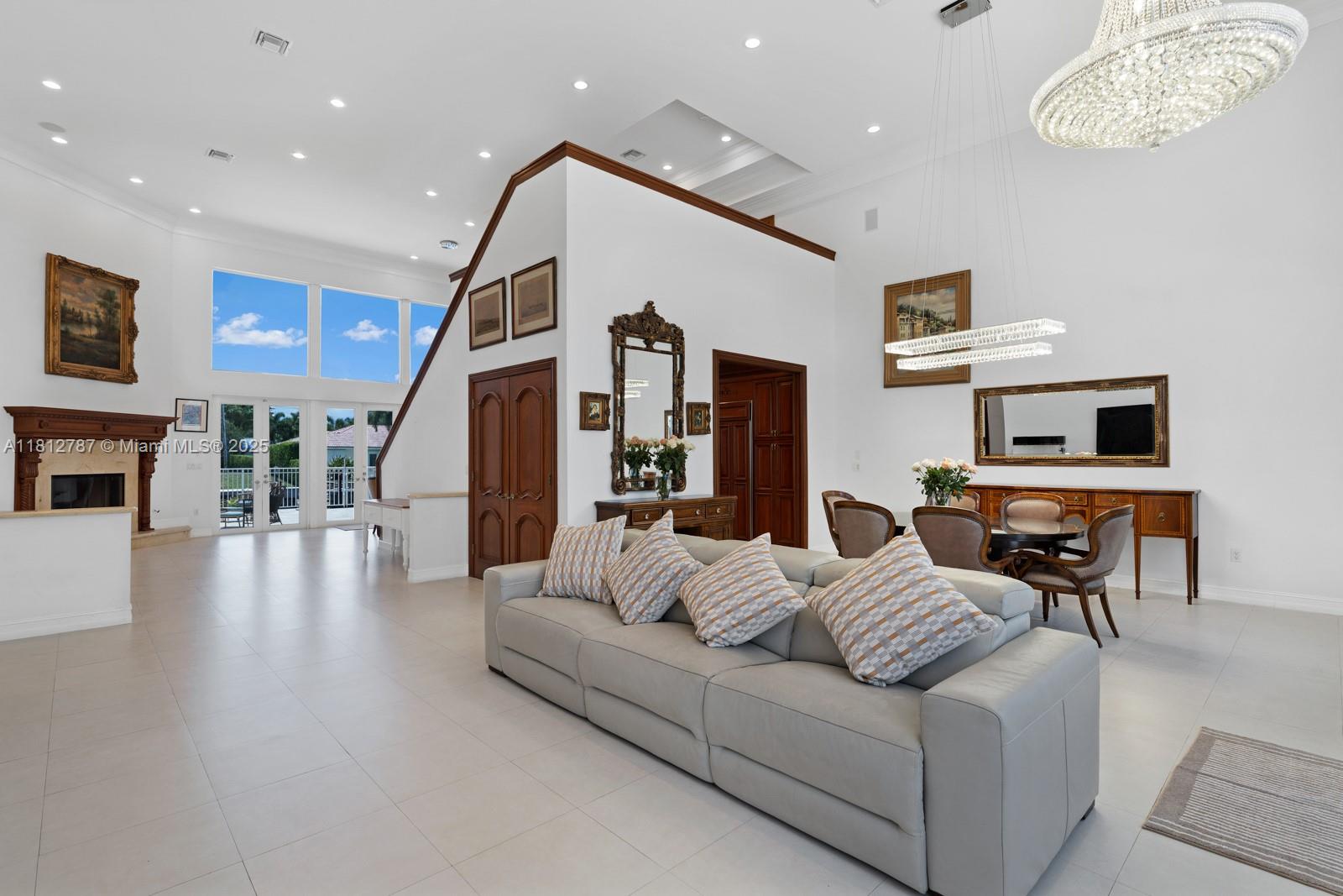 VENETIAN ISLES 3RD SEC - Residential