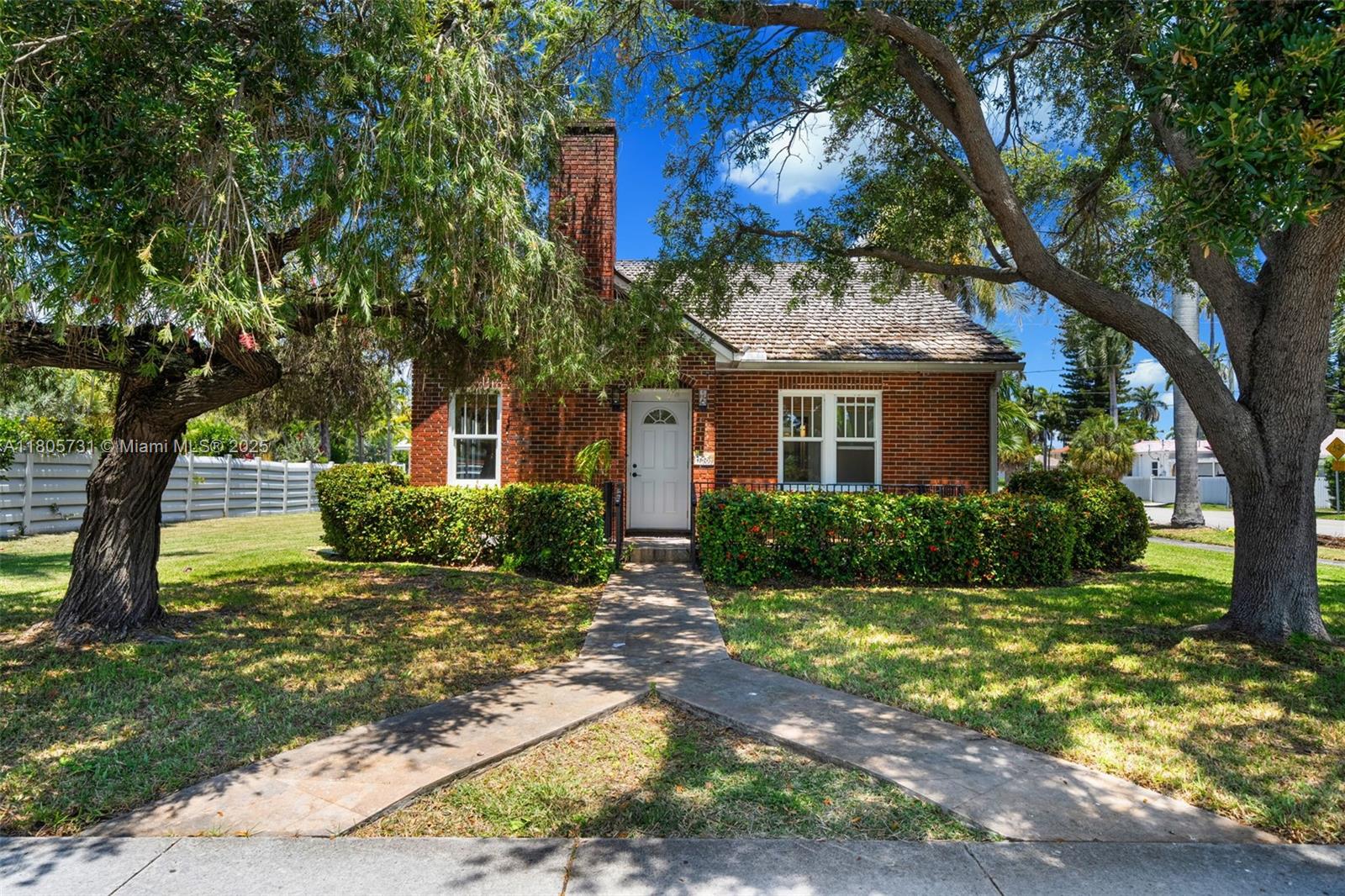 HOLLYWOOD LAKES SECTION - Residential