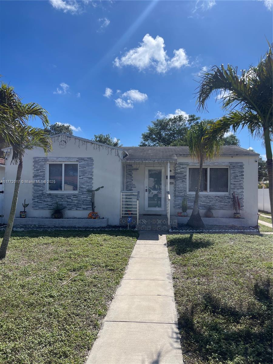 HOLLYWOOD LITTLE RANCHES - Residential