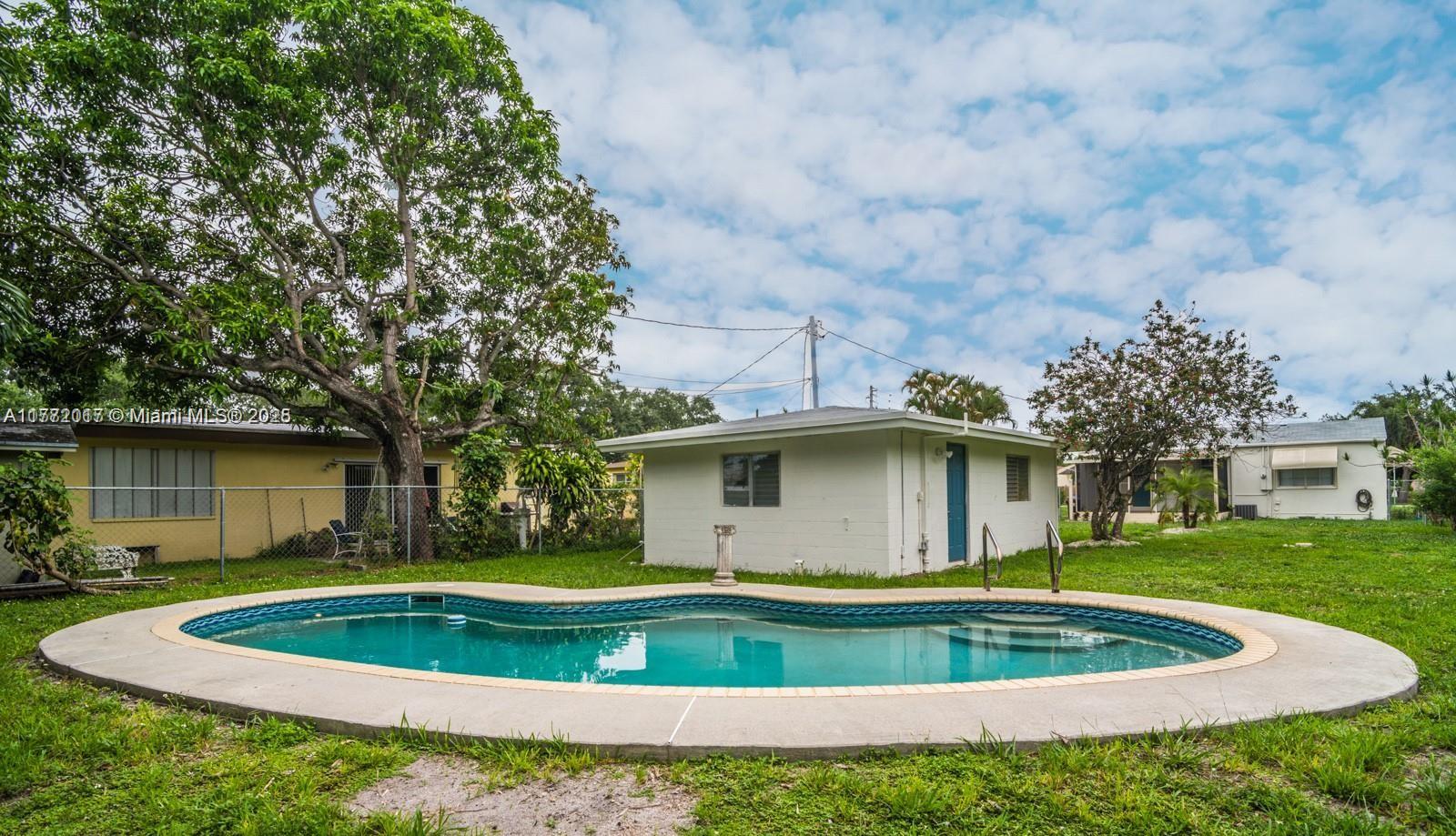 HOLLYWOOD LITTLE RANCHES - Residential