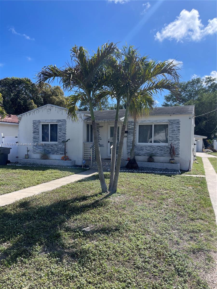 HOLLYWOOD LITTLE RANCHES - Residential