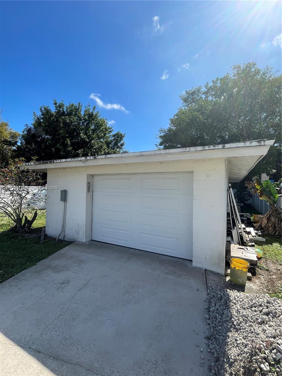 HOLLYWOOD LITTLE RANCHES - Residential