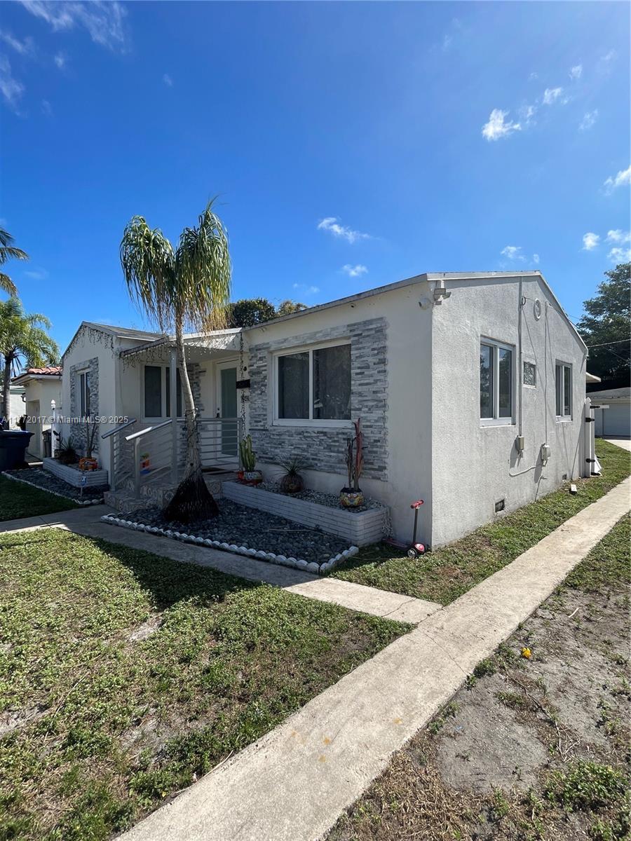 HOLLYWOOD LITTLE RANCHES - Residential