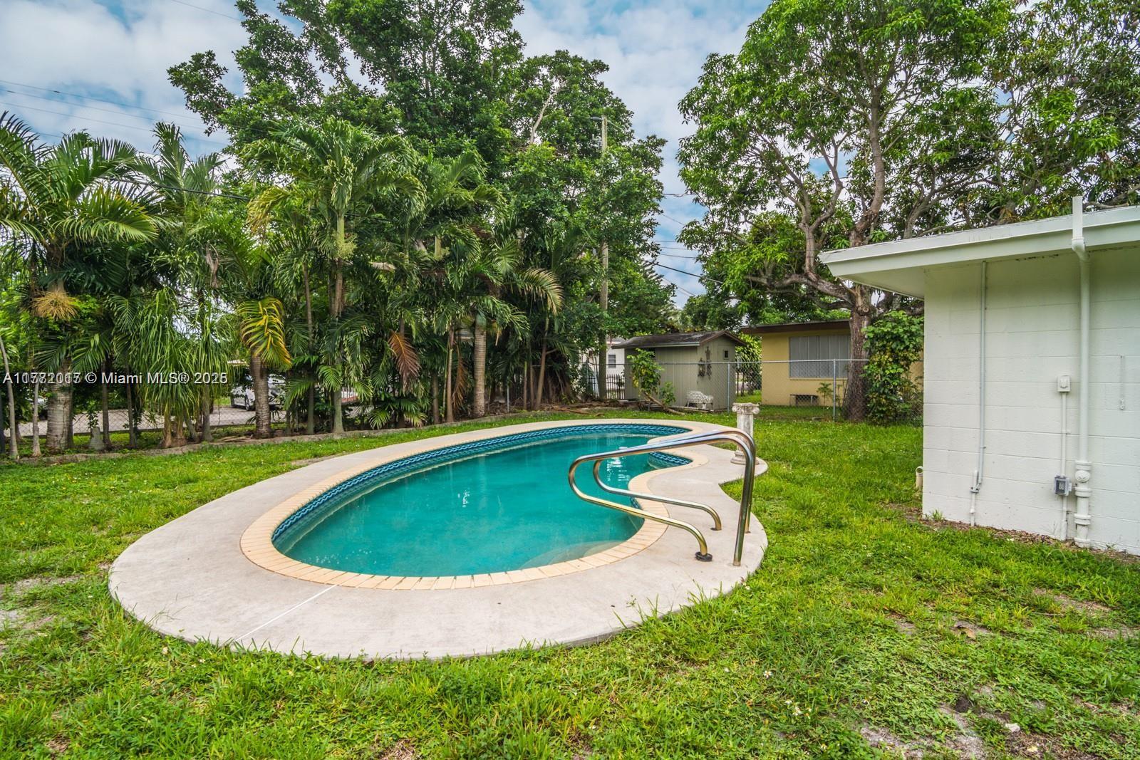 HOLLYWOOD LITTLE RANCHES - Residential