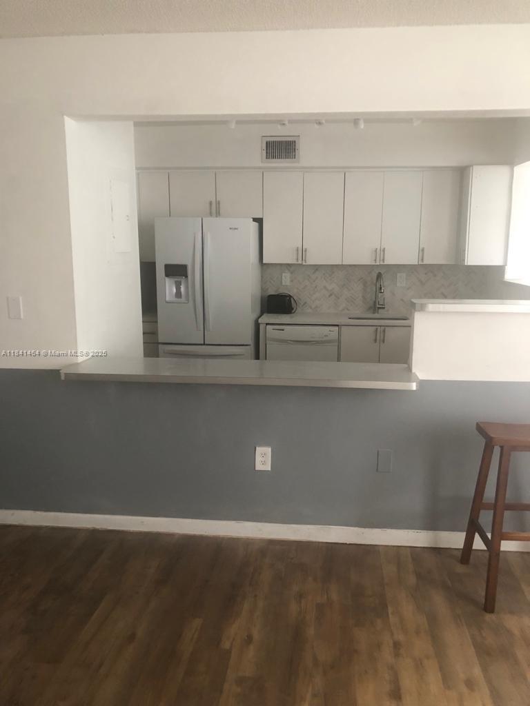 Walking distance to the beach (2 blocks) All ages!4 people, 2 large bedrooms, 2 full bathroom, Lot of closets, Den can be used as 3rd bedoroom for guest New hurricane proof windows high speed internet, cable tv, parking, pool. furnished and equipped with crockery, bed linen, towels, umbrella and beach chairs only bring your toothbrush. Available 09/01/2024