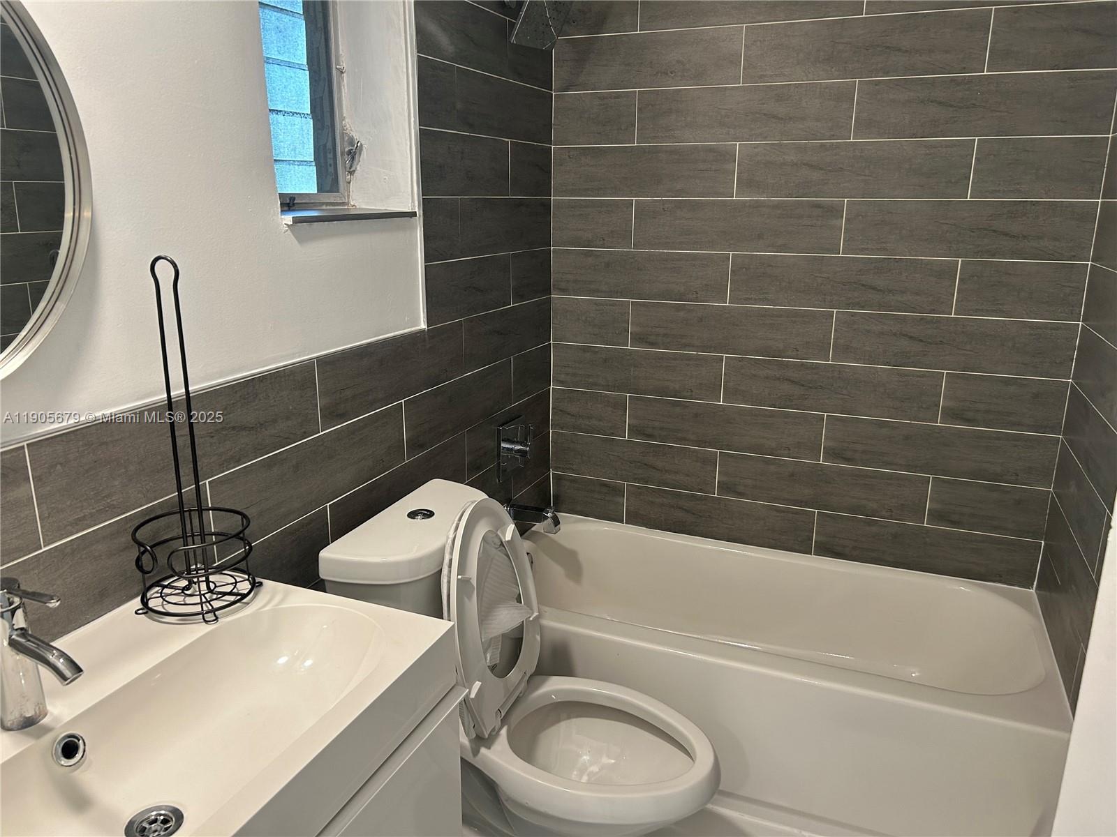 LIDO BAY LODGE CONDOMINIU - Residential Lease