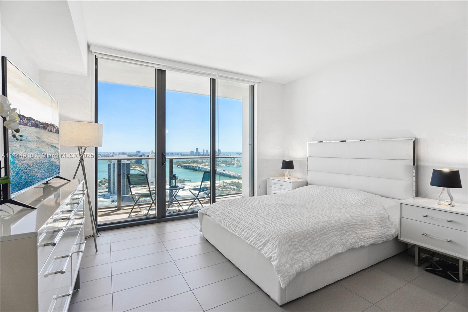 Located in the heart of Miami's Arts & Entertainment District, this high-floor, turnkey, & fully furnished residence offers panoramic views of Biscayne Bay, Miami Beach, Port of Miami, and the Miami City Skyline. Residents have premium amenities including a 24-hour gym with a yoga room, massage room, sauna, racquetball & volleyball courts, swimming pools, a rooftop solarium, children's playroom, business center, and social room with 24-hour security & concierge. The property's prime location affords easy access to the Miami International Airport, Miami Beach, Brickell, Downtown, Wynwood, and the Miami Design District, with the nearby MetroMover Station providing seamless connectivity to shops, museums, restaurants, and entertainment options.