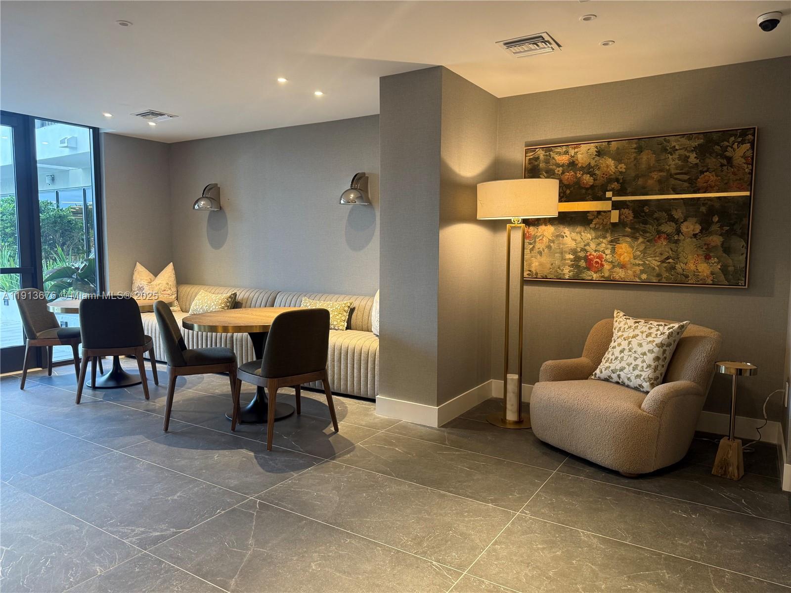 HOLLYWOOD - Residential Lease