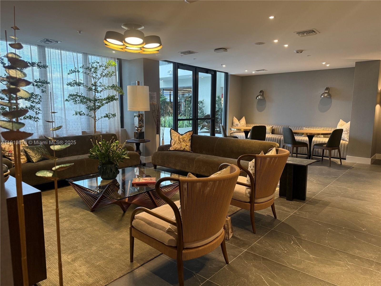 HOLLYWOOD - Residential Lease