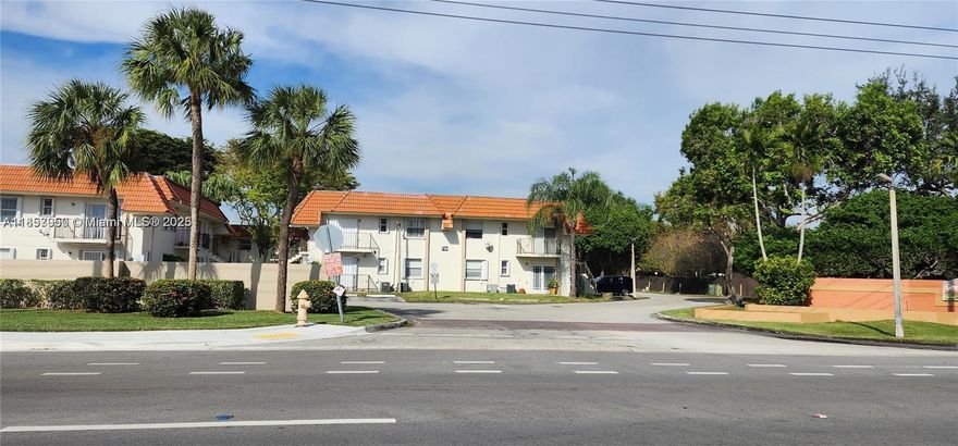 Beautiful 2 Bedroom 2 Bath condo on First Floor. Located in the heart of Kendall. Close to shopping centers and to the Turnpike. Washer/Dryer Combo inside unit. Condo Association has some Reserves.  Currently rented until June 1er, 2026.Good Invesment.