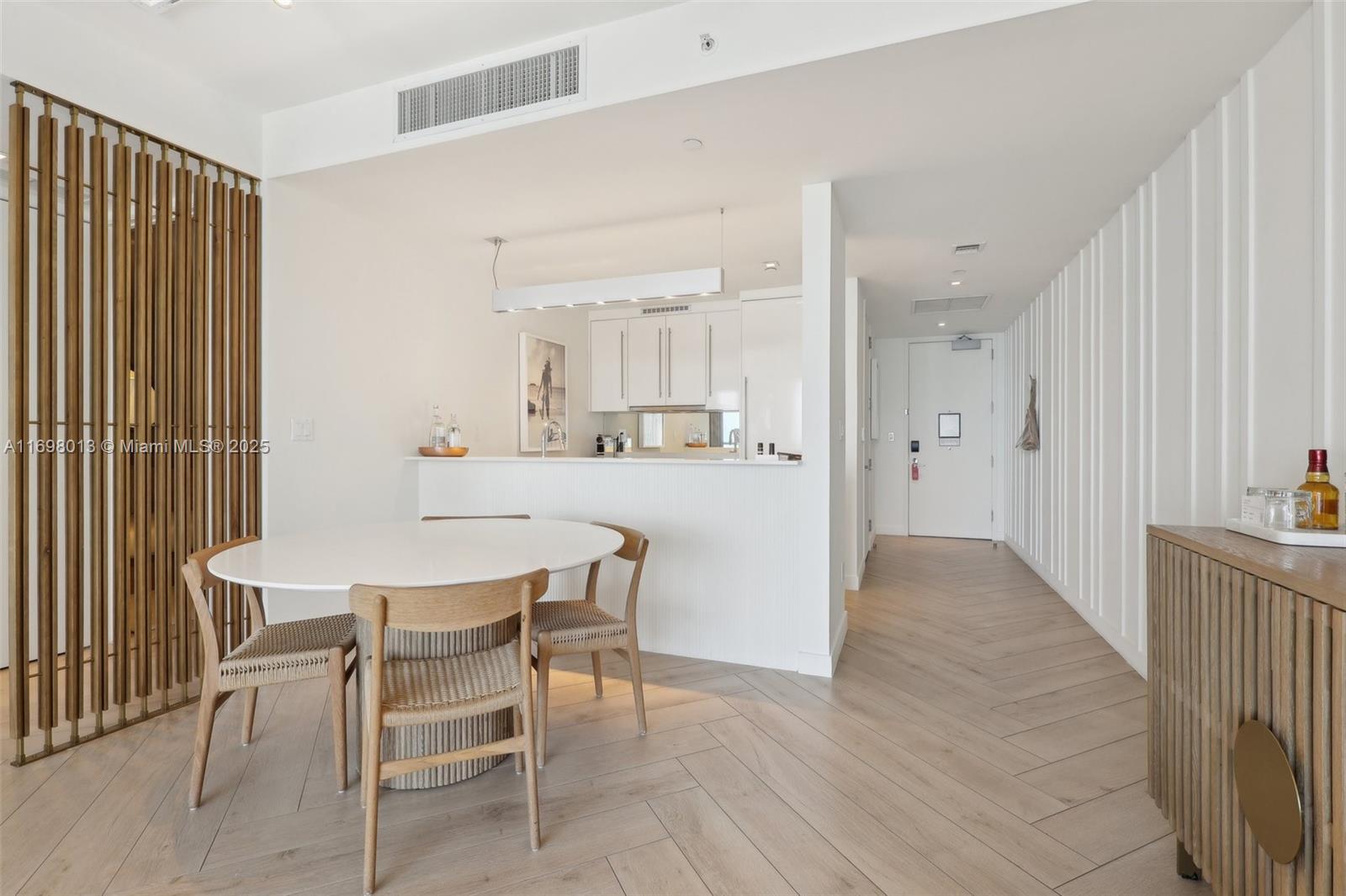 2201 Collins Ave 1015