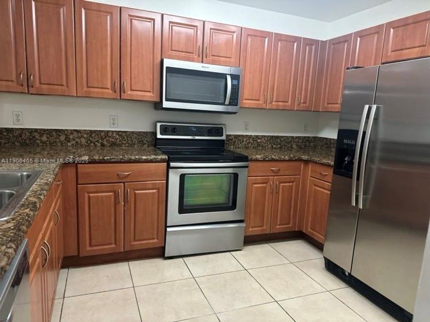 BEAUTIFUL!! FIRST FLOOR 3/2 Apartment!  Amenities: kids playground, pool, gym, tennis court and more. Close to schools, Shopping Center, Restaurants, and Expressway.