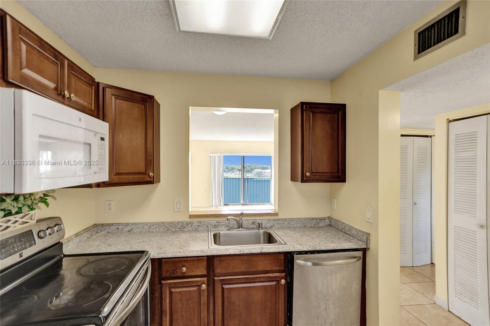 LAKESHORE AT UNIVERSITY P - Residential Lease