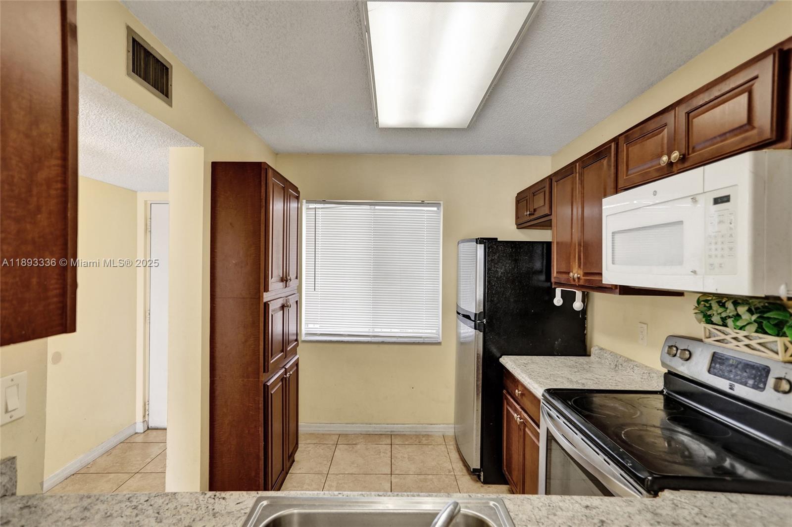 LAKESHORE AT UNIVERSITY P - Residential Lease