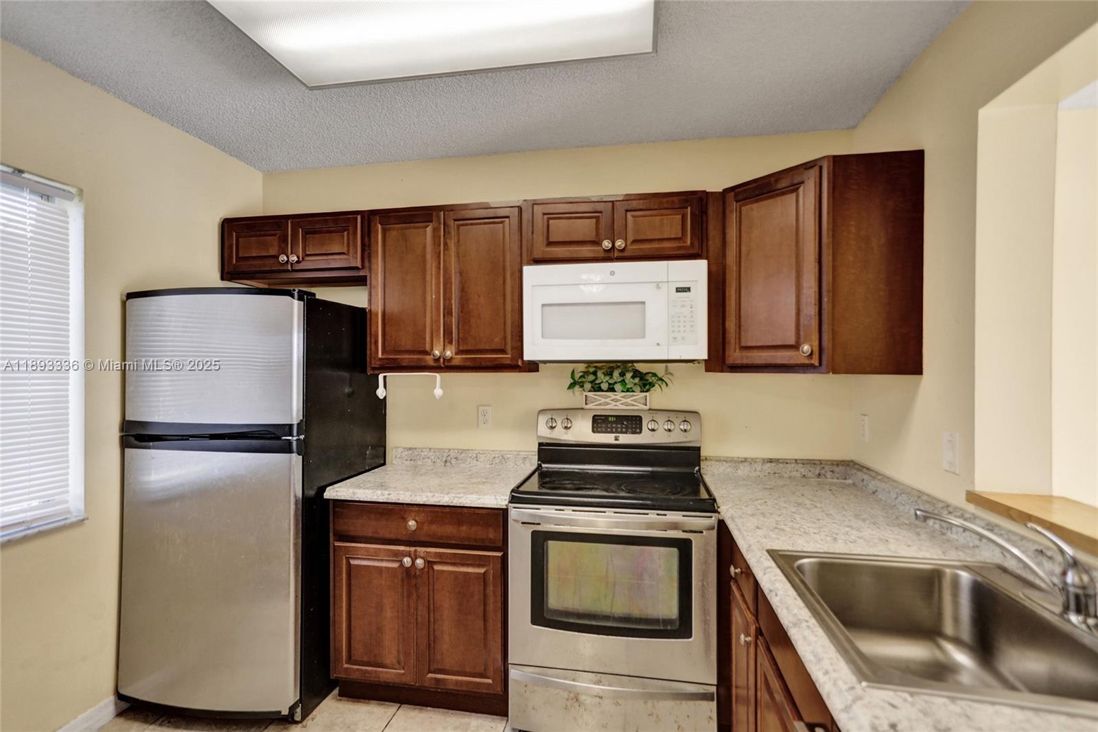 LAKESHORE AT UNIVERSITY P - Residential Lease