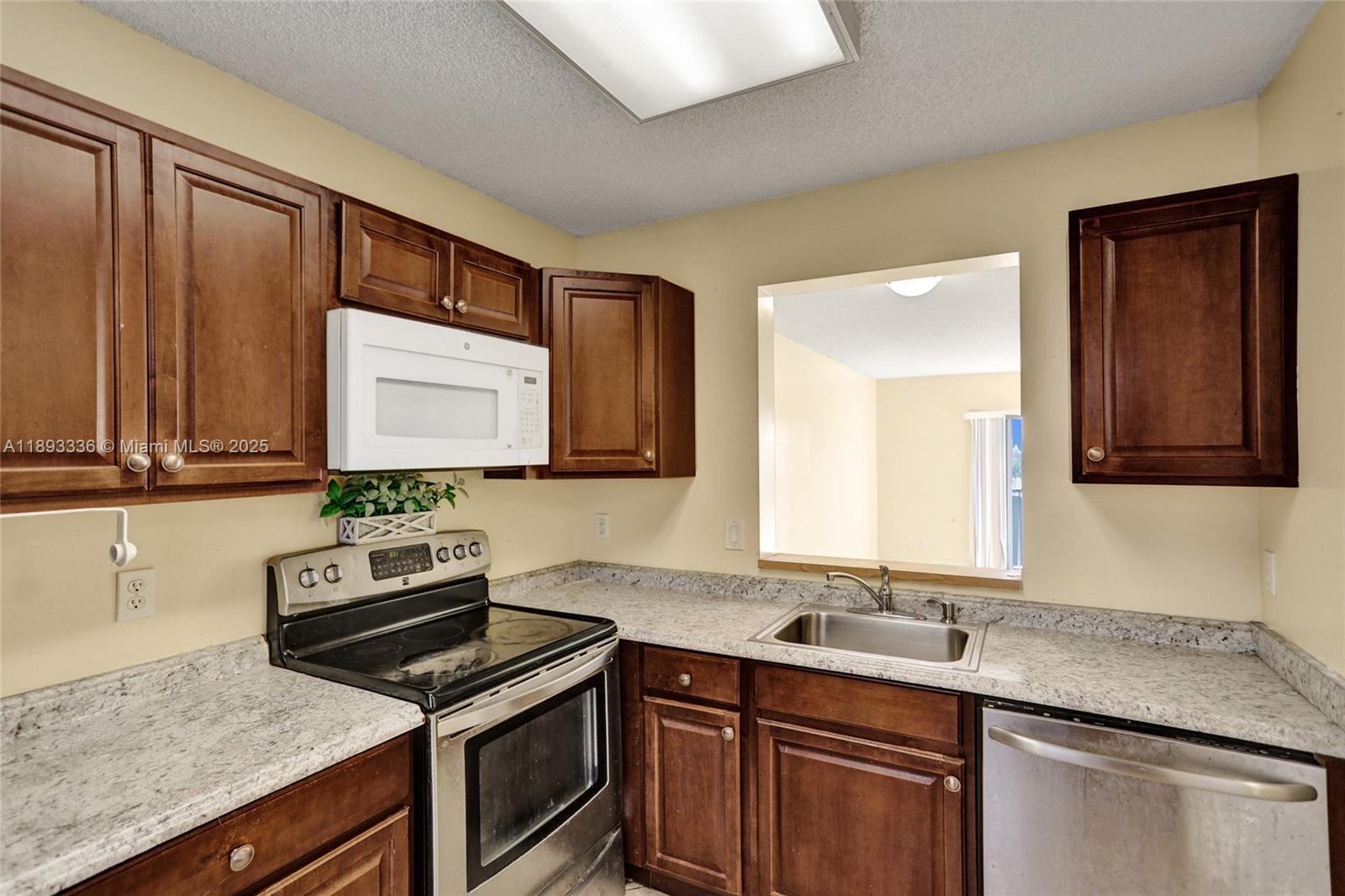 LAKESHORE AT UNIVERSITY P - Residential Lease