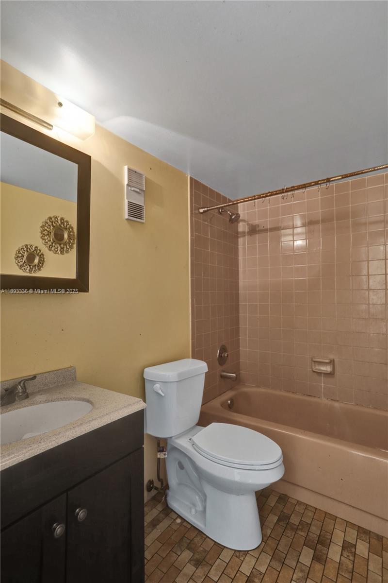 LAKESHORE AT UNIVERSITY P - Residential Lease