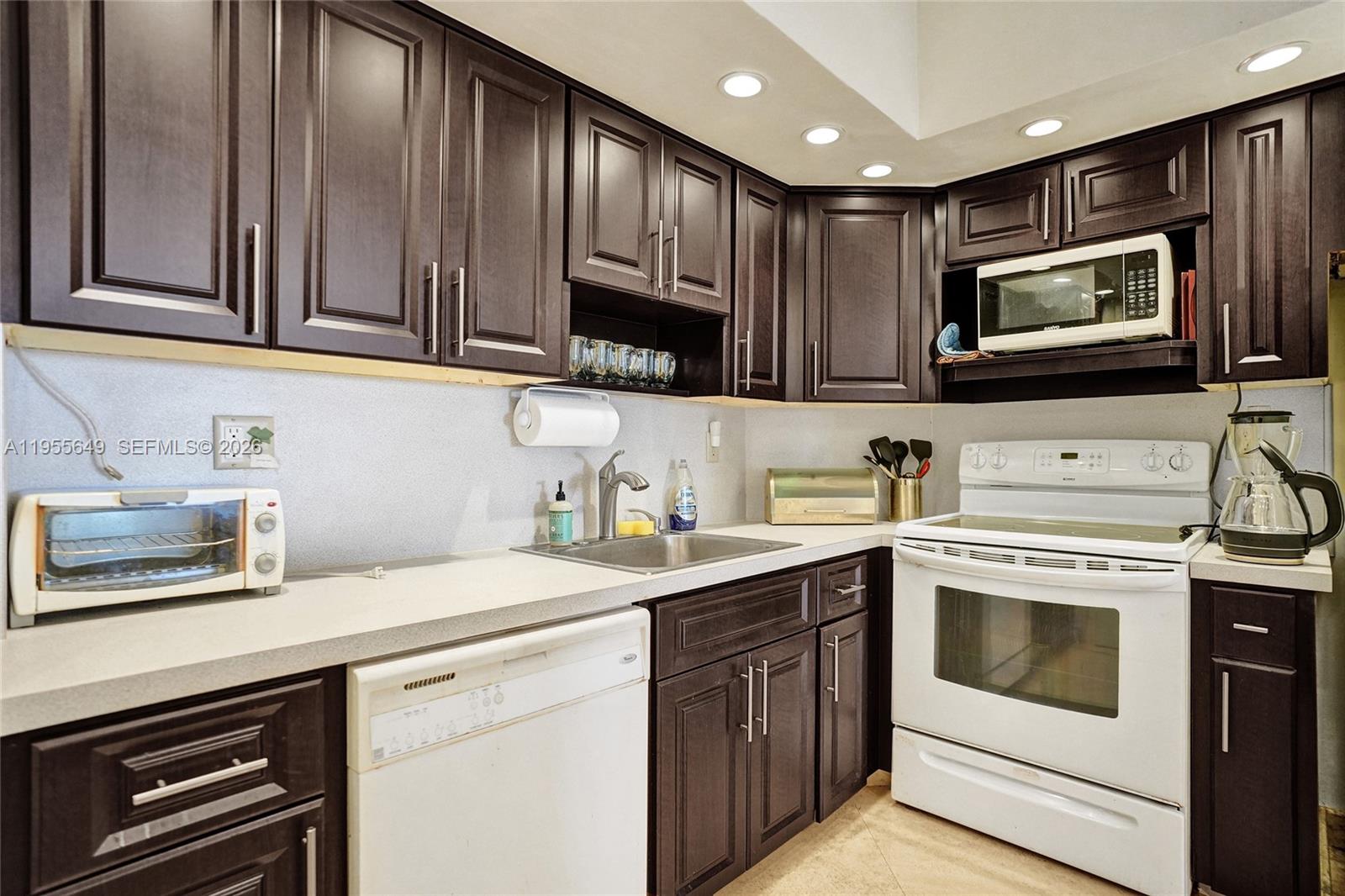 ARLEN HOUSE WEST CONDO - Residential