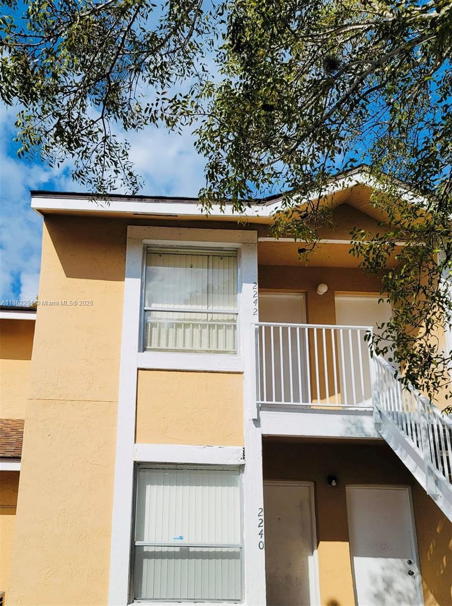 Beautiful, large 1-Bedroom 1-Bathroom Condo Unit at The Verano at Miramar *Excellent Location* Wood floors, top and bottom combo washer and dryer, balcony, Modern kitchen cabinets, Verano at Miramar is centrally located near the turnpike and minutes to stadium; nearby Walmart, Sam's Club, Publix and many shops. Gated Community with Clubhouse and Pool.